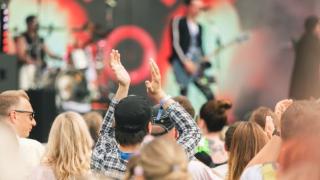 Tikkurila festivaali -kuva asukaslehden etusivulla toukokuussa 2022